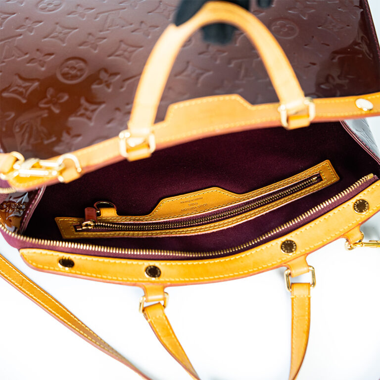 Túi xách Louis Vuitton Brea Da Venis Màu Đỏ Mận Khóa Vàng LV00067