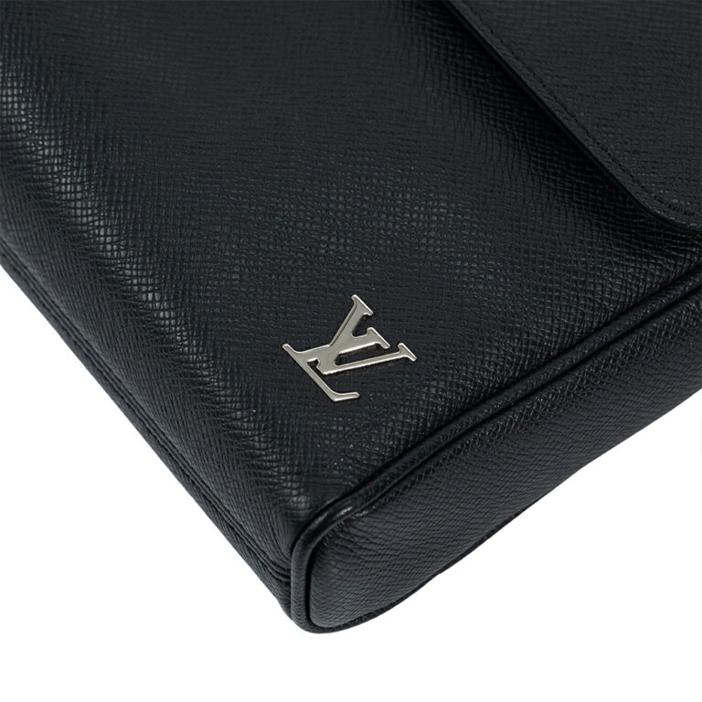 Túi xách Louis Vuitton Taiga Alex Messenger PM Black