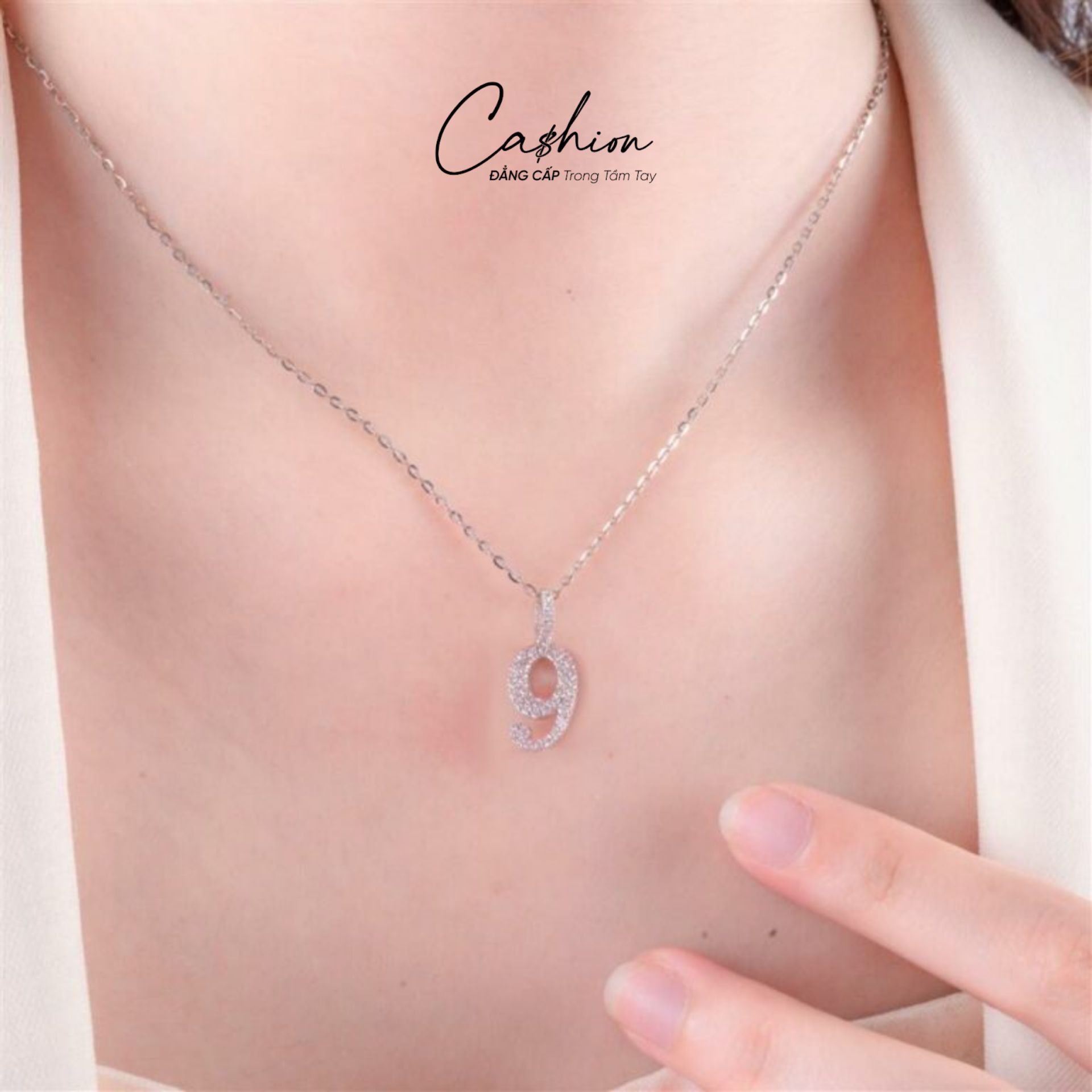 Ảnh: Mặt dây chuyền số 9