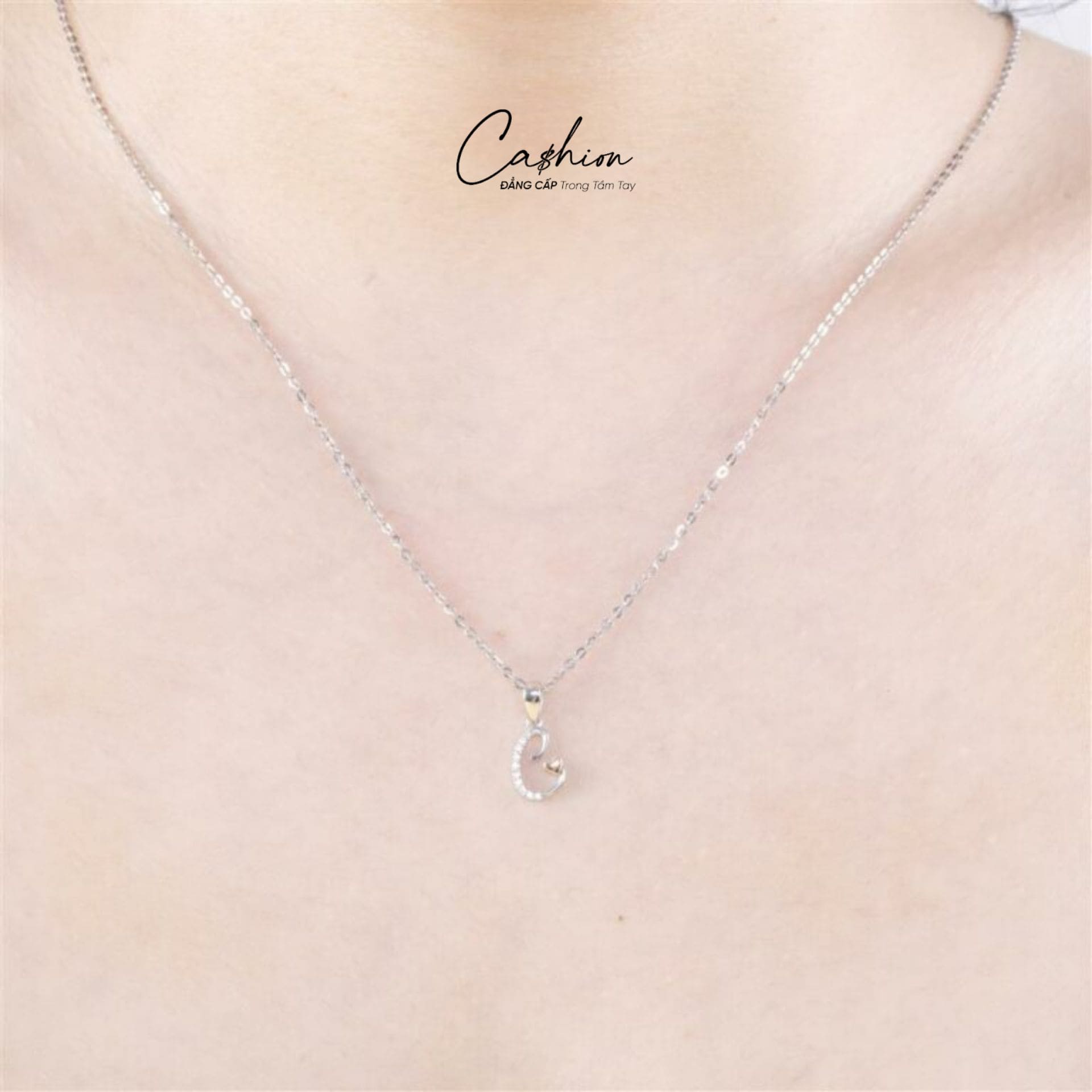 Ảnh: Mặt dây chuyền kim cương chữ C