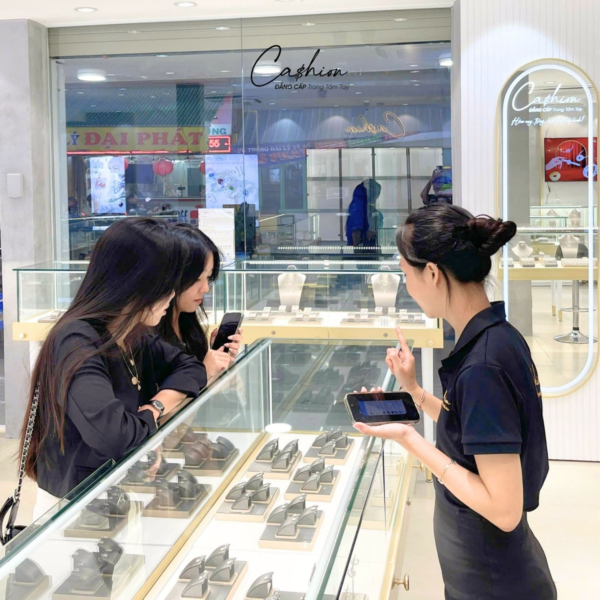 Ảnh: Khách hàng mua sắm tại Cashion