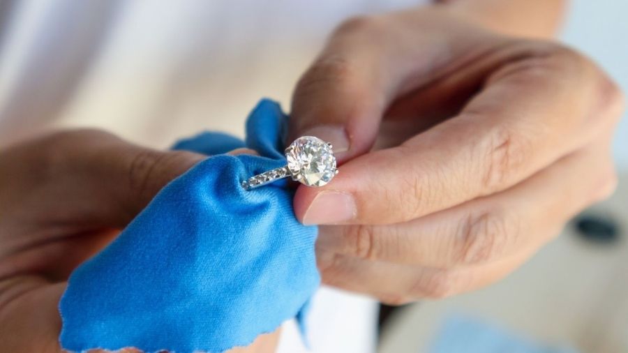 Ảnh: Vệ sinh nhẫn kim cương