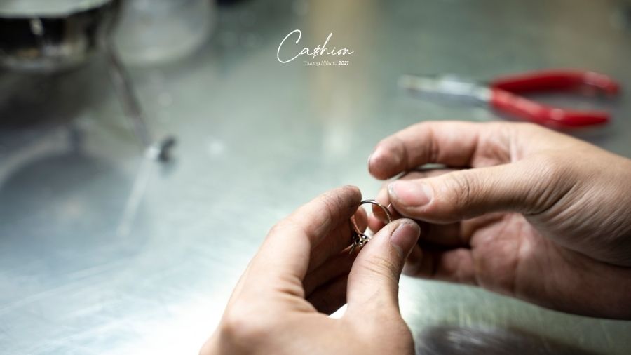 Ảnh: Vệ sinh trang sức tại Cashion