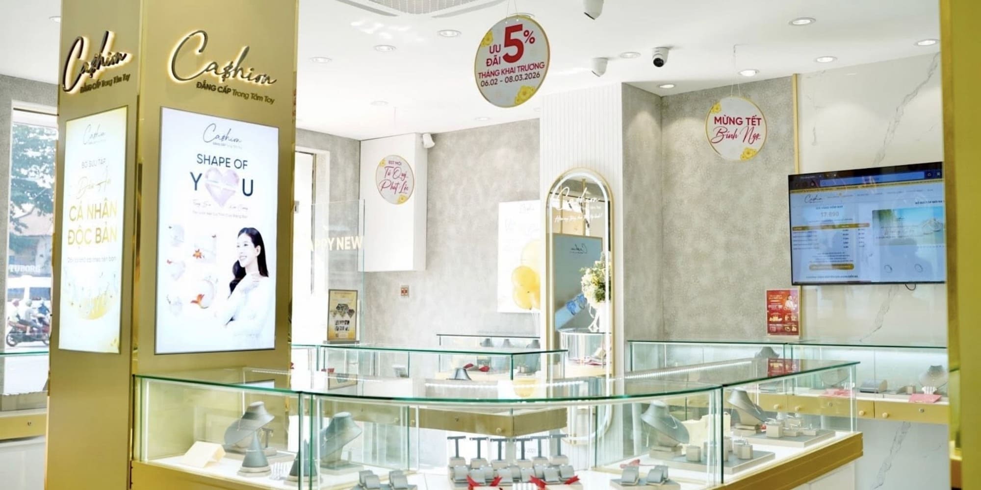 Ảnh: Không gian trưng bày tại cửa hàng Cashion giúp khách hàng dễ dàng lựa chọn trang sức kim cương