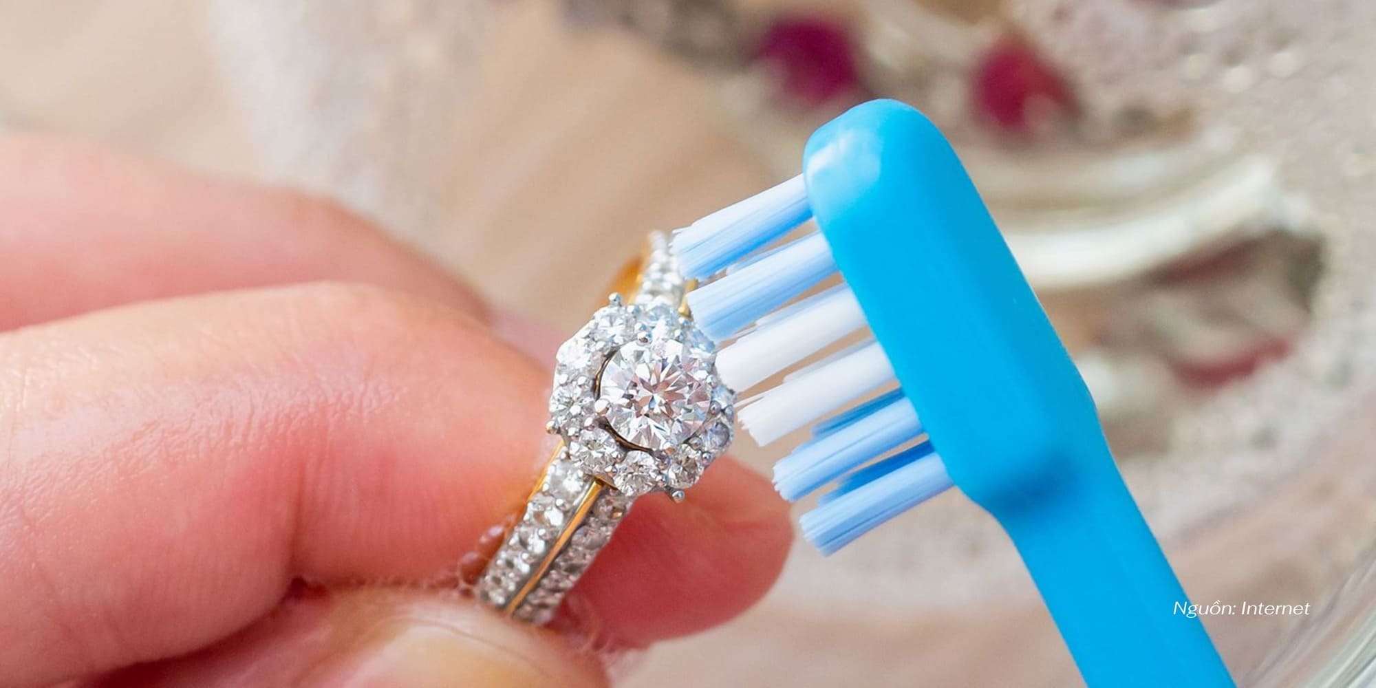 Ảnh: Làm sạch kim cương bằng nước ấm và dung dịch dịu nhẹ