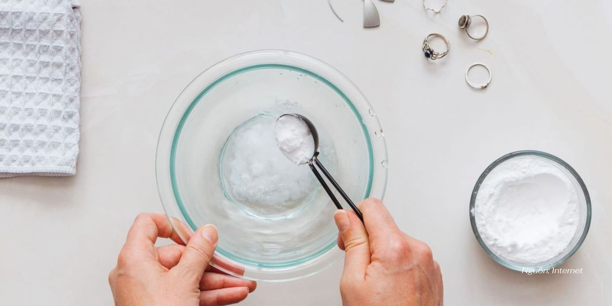 Ảnh: Vệ sinh nhẫn kim cương bằng baking soda