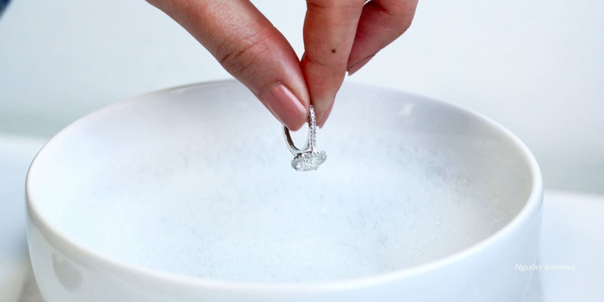 Ảnh: Làm sạch kim cương bằng dung dịch vệ sinh trang sức chuyên dụng