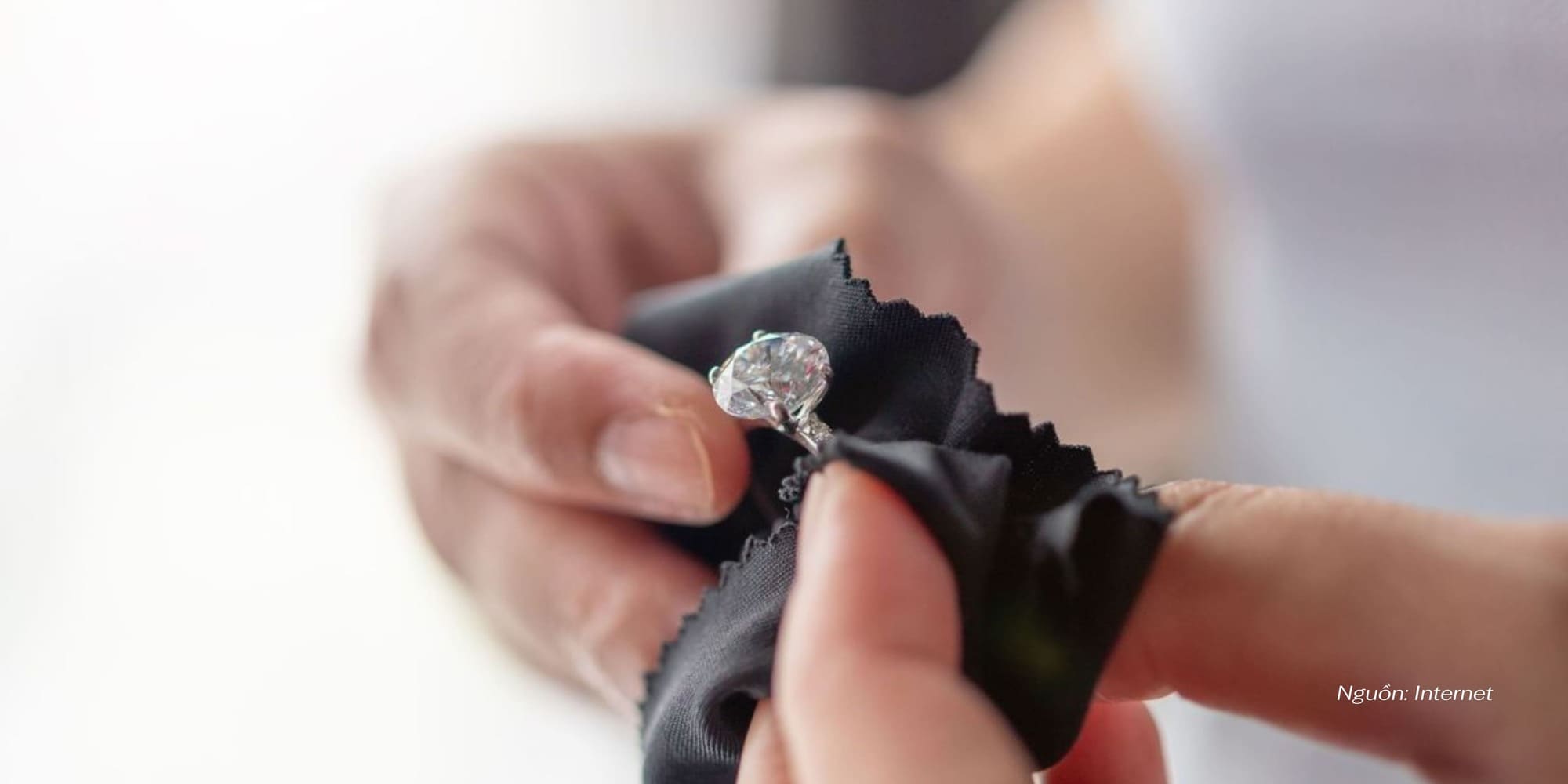 Ảnh: Sự khác biệt giữa tự làm sạch và dịch vụ vệ sinh trang sức chuyên nghiệp