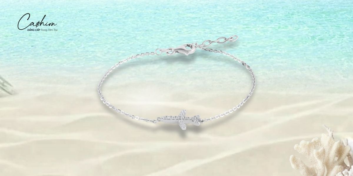 Hoàn thiện vẻ ngoài với lắc tay thuộc Travel in Sparkle