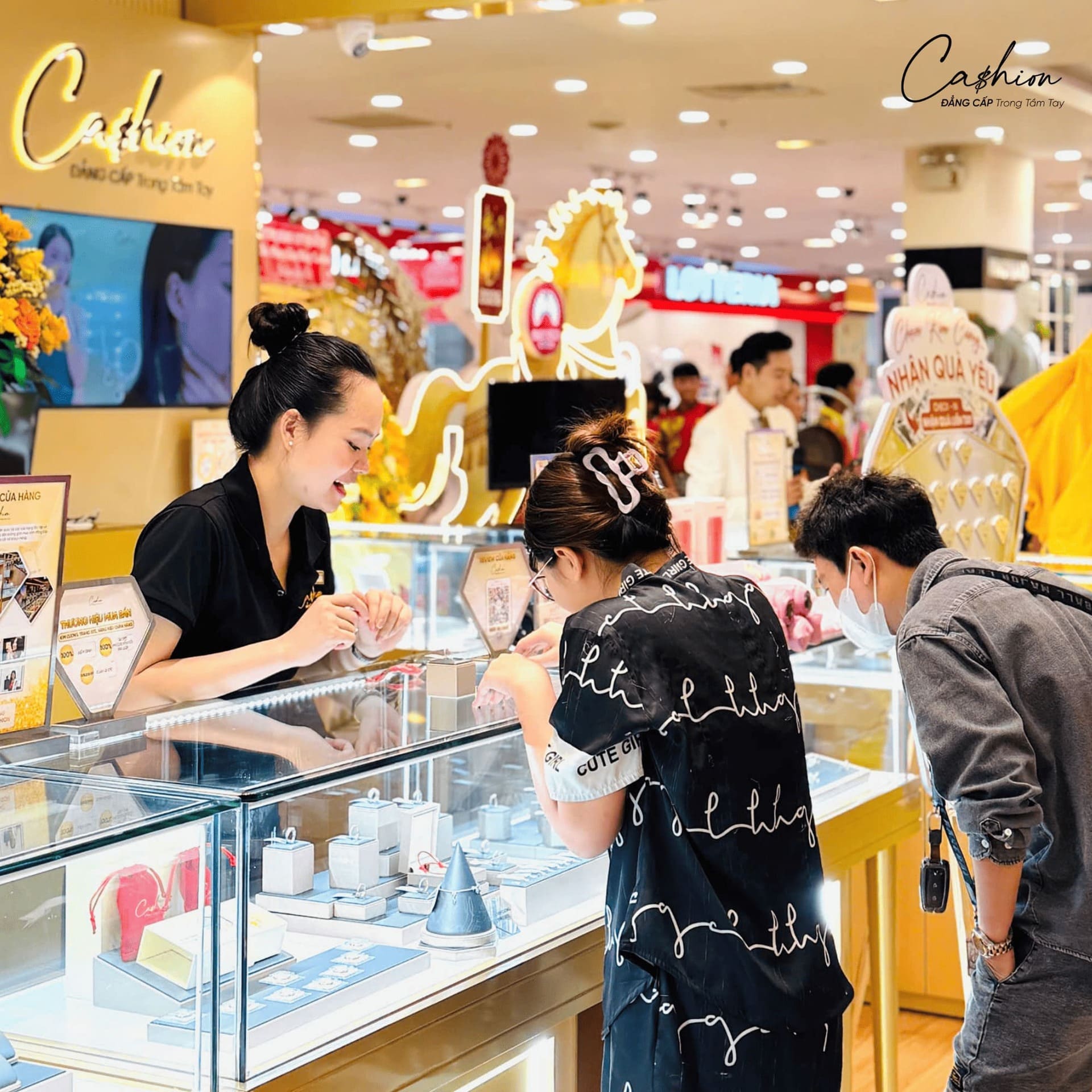 Khách hàng trải nghiệm mua sắm tại Cashion 