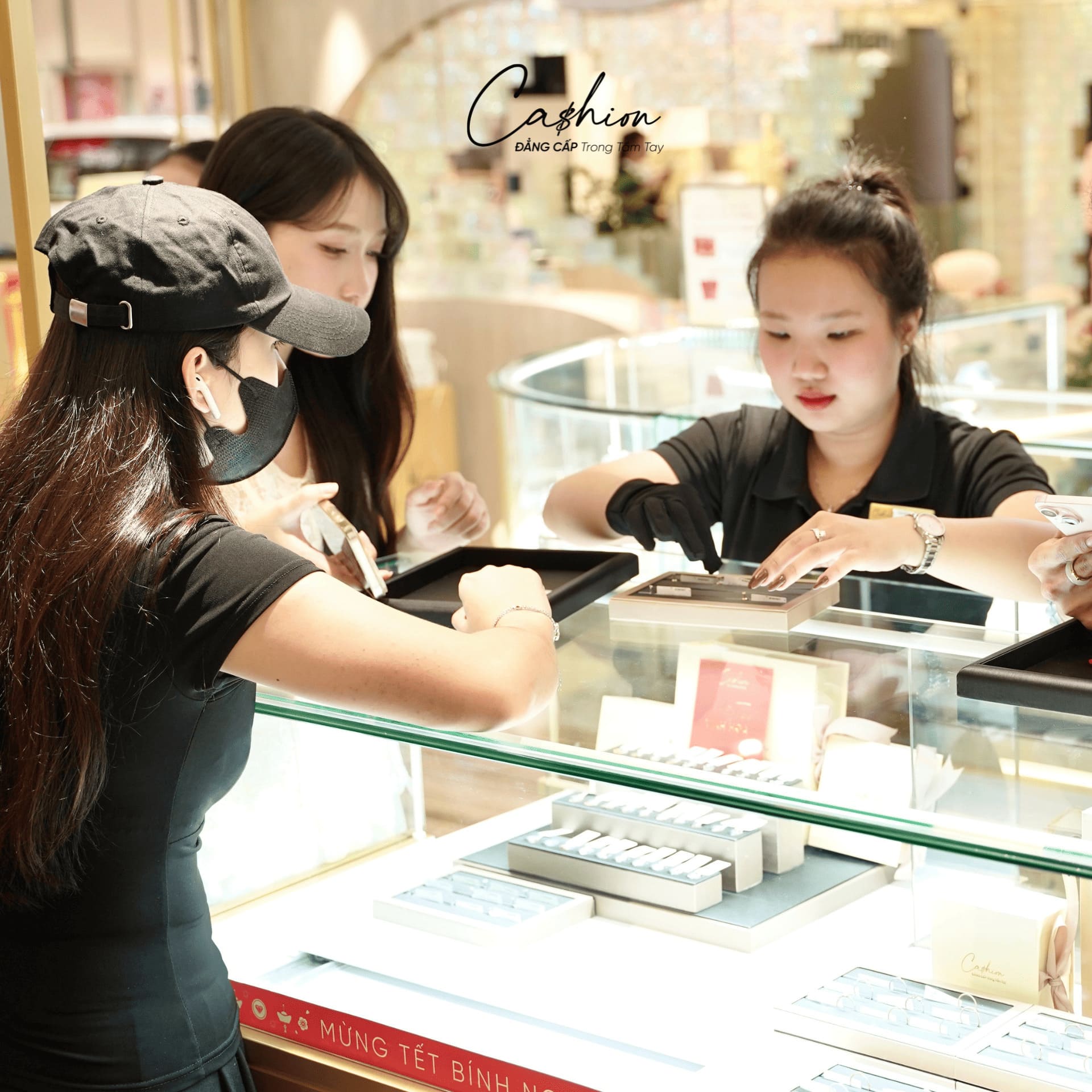 Khách hàng trải nghiệm mua sắm tại Cashion