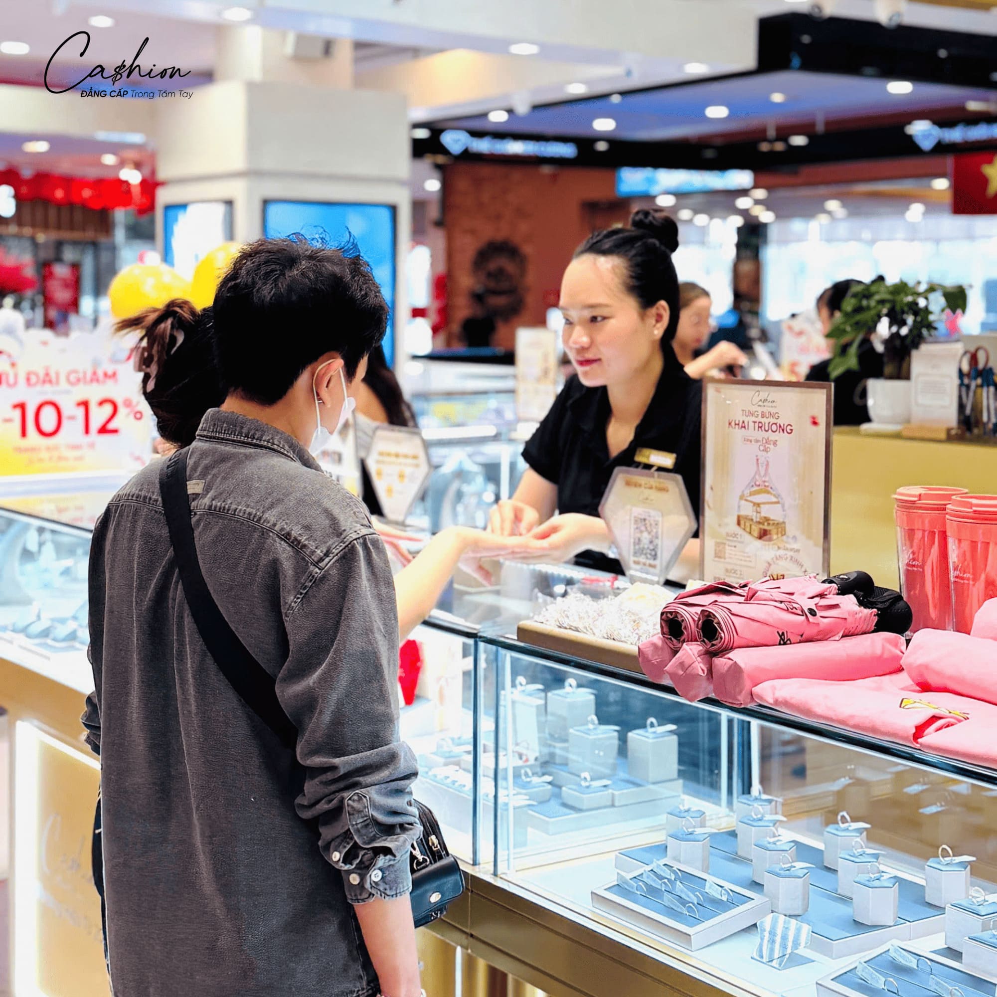Khách hàng mua sắm tại cửa hàng Cashion